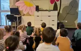 Uczestnicy spotkania oglądają film edukacyjny. 