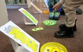 Dzieci łowią książki za pomocą wędek z magnesami.