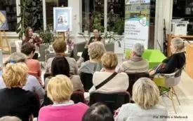 Na zdjęciu widoczne jest wielu miłośnik&oacute;w literatury. Wszyscy siedzą w bibliotece.