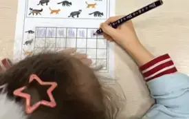 Dziewczynka koloruje obrazek.
