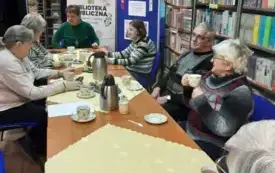 Widok na uczestnik&oacute;w spotkania od szczytu stołu