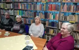 Widok z boku na uczestnik&oacute;w spotkania przy stole