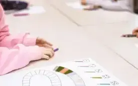 Dzieci kolorują szaliki bałwank&oacute;w.