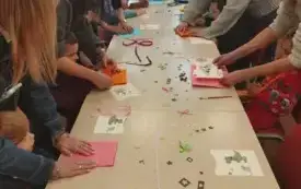 Wszyscy tworzą z dostępnych materiał&oacute;w kartki.