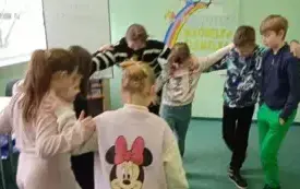 Tanczeenie zorby przez uczestnik&oacute;w zajęć