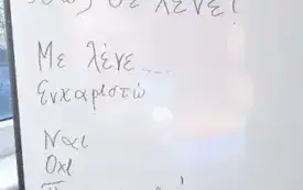 Fragment zajęć. Widoczna tablica z zapiskami.