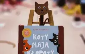 Praca plastyczna oraz książka o tematyce kot&oacute;w.