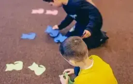 Przedszkolaki układają koty według kolor&oacute;w.