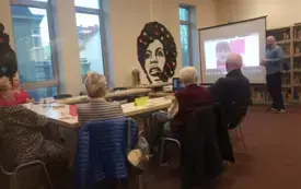 Na zdjęciu uczestnicy oraz prowadzący spotkanie