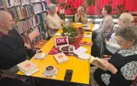 Przy stole siedzi pięć kobiei i mężczyzna, trwa dyskusja o książce