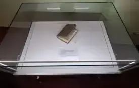 Podświetlona gablota, w kt&oacute;rej został zaprezentowany starodruk dotyczący dawnego Landsberga.