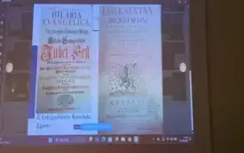 Zdjęcie prezentacji &ndash; widać na nim strony tytułowe starodruk&oacute;w z księgozbioru Kościoła Zgody.
