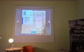 Zdjęcie prezentacji &ndash; widać na nim fragmenty starodruk&oacute;w. 