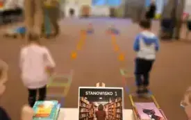 Przedszkolaki dostarczają książki od stanowiska realizacji zam&oacute;wień do stanowiska obsługi czytelnika.