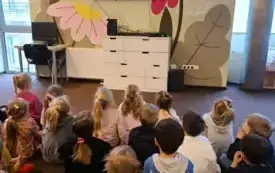 Dzieci oglądają filmik &bdquo;Jak powstaje książka&rdquo;.