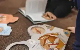 Lekcja biblioteczna 1 &ndash; Dzieci przeglądają książki.