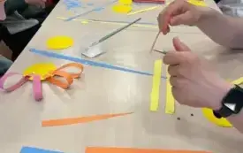 Wykonywanie przez uczestnik&oacute;w - prac plastycznych.