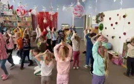 Dzieci w  zabawie muzyczno- ruchowej