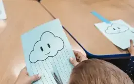 Dzieci wycinają chmurkę po śladzie.