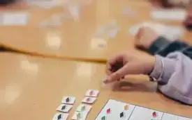 Dzieci układają sudoku z obrazkami książek.