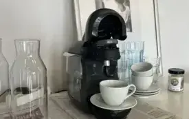 Kawiarka wraz z filiżankami.