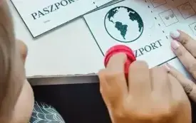 Bibliotekarka stempluje dzieciom paszporty.