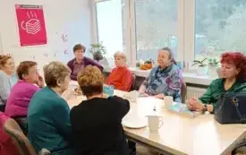 Dyskutanci w trakcie dyskusji o książce.