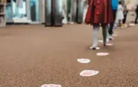 Dzieci pokonują świąteczny tor przeszk&oacute;d.