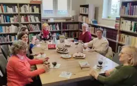 Dyskutanci omawiają aktualną książkę.