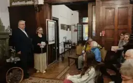 Wierszobranie 3: Dyrektor WiMBP Sławomir Szenwald oraz prezeska ZLP Agnieszka-Kopaczyńska-Moskaluk przemawiają do widowni.