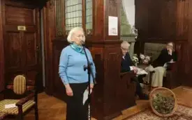Wierszobranie 2: Janina Jurgowiak przemawia do mikrofonu, obok niej siedzą Sławomir Szenwald oraz Agnieszka Kopaczyńska-Moskaluk.