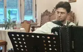 Wierszobranie 1: Dawid Gigoła gra na akordeonie.