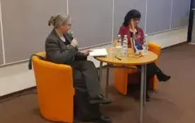 Agnieszka Kopaczyńska-Moskaluk oraz Beata Igielska omawiają zawartość kwartalnika.