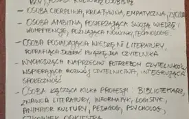 Spis cech bibliotekarza według grupy trzeciej, spisany na dużej kartce papieru, ozdobiony odręcznymi rysunkami książek. Tekst: Wsp&oacute;łczesny bibliotekarz - osoba otawrta, umiejąca porozumieć się z r&oacute;znymi grupami czytelnik&oacute;w (dzieci, seniorzy), posiad. kult