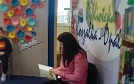 Kobieta czyta książkę grupie dzieci