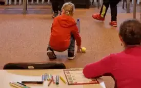 grupa dzieci wykonuje zadanie ruchowe