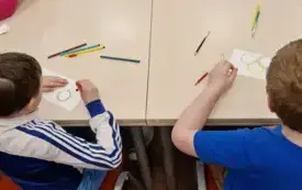 dw&oacute;jka chłopc&oacute;w rysuje