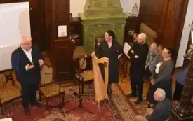 Widok z g&oacute;ry, dyrektor biblioteki wita zgromadzonych