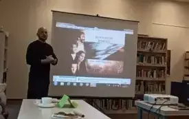Na zdjęciu prowadzący spotkanie w ramach Bibliotecznego Klubu Filmowego.