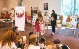 Organizatorki konkursu wręczają dzieciom nagrody.