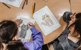 Dzieci tworzą portrety swoich kotk&oacute;w.