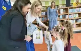Dwie kobiety wręczają nagrody dw&oacute;m uczestniczkom.