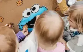 Dzieci karmią Ciasteczkowego Potwora.