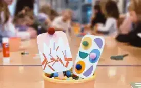 Lody na patyczkach ozdobione przez bibliotekarkę.