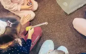 Dzieci oglądają pomoce kuchenne przydatne przy pieczeniu ciasteczek.