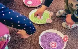 Dzieci układają donuty według koloru polewy.