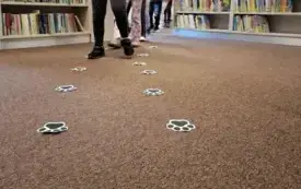 Dzieci podążają po kocich śladach.