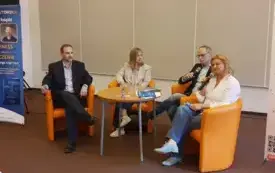 Przy stole na pomarańczowych fotelach siedzą (od lewej) Michael Snuffer, Mary Snuffer, Tomasz Terefenko oraz Agnieszka Przybył.