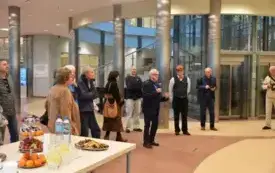 Do zebranych gości przemawia mężczyzna z mikrofonem