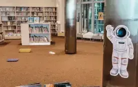 Wystawka książek o tematyce kosmicznej.